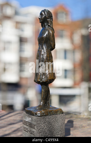 Statua di Anna Frank da Marie Andriessen fuori la Westerkerk, Prinsengracht, Grachtengordel, Amsterdam, Paesi Bassi Foto Stock