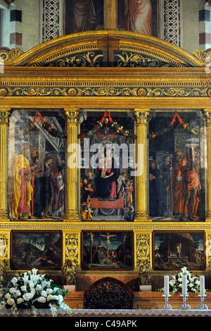 Un altare di legno-pezzo 'Maesta della Vergine" di Andrea Mantegna (1457-1459) nella Basilica di San Zeno Maggiore a Verona Foto Stock