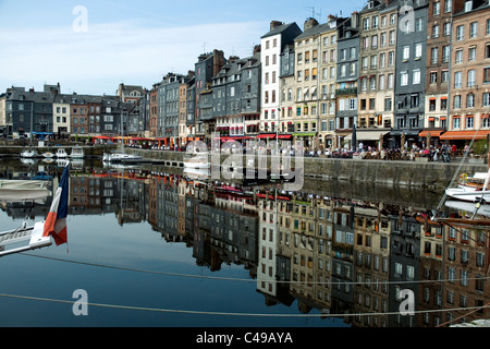 Il 'Vieux Bassin', porta interna, di Honfleur in Normandia, fiancheggiata da barche e belle vecchie case Foto Stock