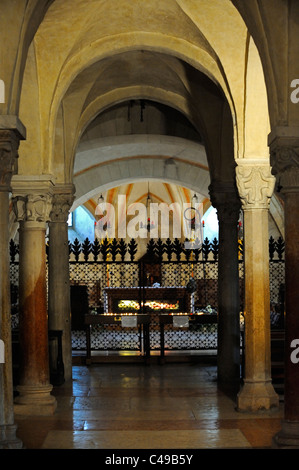 La cripta della Basilica di San Zeno Maggiore a Verona Foto Stock