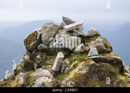 La Westmorland Cairn sulla grande timpano affacciato Wasdale. Foto Stock