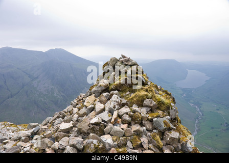 La Westmorland Cairn sulla grande timpano affacciato Wasdale. Foto Stock