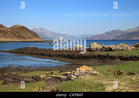 Vista da Ornsay sull isola di Skye attraverso il suono di Sleat verso Knoydart, Ebridi Interne Foto Stock