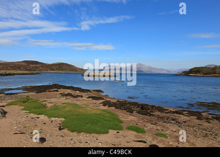 Vista dall isola Ornsay, Isola di Skye attraverso il suono di Sleat verso Knoydart, Ebridi Interne, Scozia Foto Stock