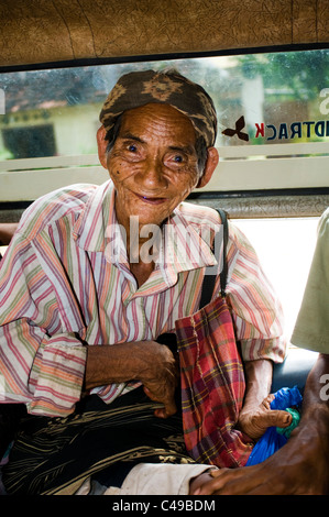 Uomo in bus pero sumba indonesia Foto Stock