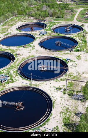 Grande drenaggio di sedimentazione forma rotonda. La sedimentazione acqua, purificazione nel serbatoio da organismi biologici sulla stazione di acqua. Foto Stock