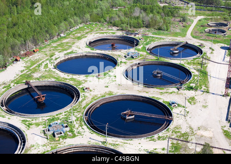 Grande drenaggio di sedimentazione forma rotonda. La sedimentazione acqua, purificazione nel serbatoio da organismi biologici sulla stazione di acqua. Foto Stock