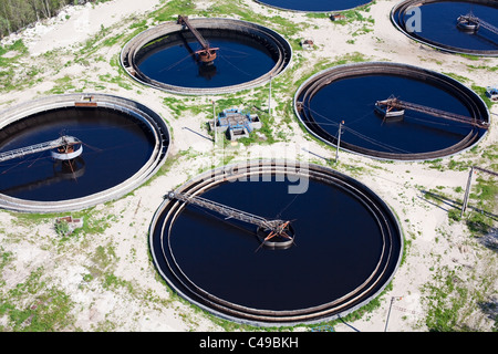 Grande drenaggio di sedimentazione forma rotonda. La sedimentazione acqua, purificazione nel serbatoio da organismi biologici sulla stazione di acqua. Foto Stock