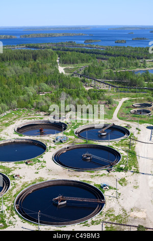 Grande drenaggio di sedimentazione forma rotonda. La sedimentazione acqua, purificazione nel serbatoio da organismi biologici sulla stazione di acqua. Foto Stock