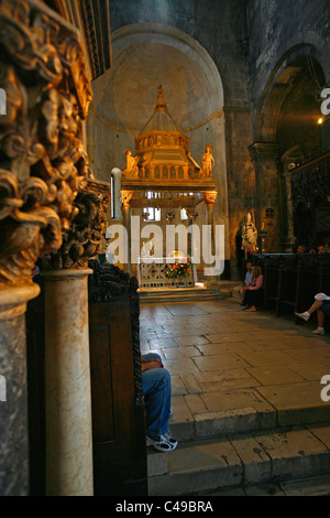 Interno della cattedrale di San Lorenzo di Trogir Foto Stock