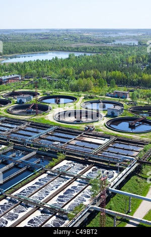 Grande drenaggio di sedimentazione forma rotonda. La sedimentazione acqua, purificazione nel serbatoio da organismi biologici sulla stazione di acqua. Foto Stock