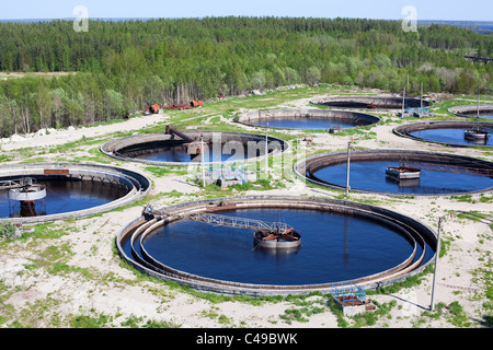 Grande drenaggio di sedimentazione forma rotonda. La sedimentazione acqua, purificazione nel serbatoio da organismi biologici sulla stazione di acqua. Foto Stock