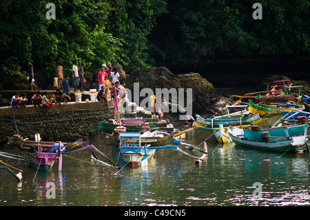 Barche da pesca a jetty pero sumba indonesia Foto Stock