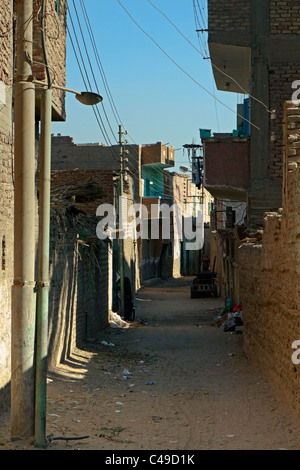 Passaggio tra due file di case nella periferia di Luxor Foto Stock