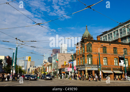 Crocevia tra Spadina Avenue e College di Toronto, Ontario, Canada Foto Stock