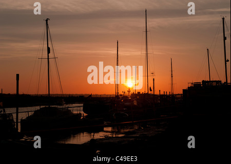 Montanti in barca al tramonto nel porto di Southwold Suffolk REGNO UNITO Inghilterra sunset Foto Stock