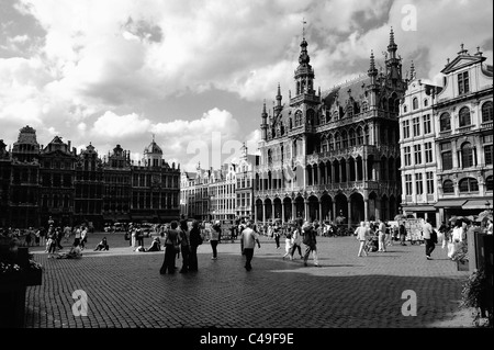 I turisti a piedi attraverso la Grand Place/Grote Markt di Bruxelles, Belgio Foto Stock