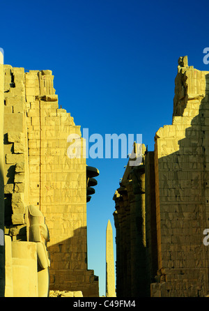 Guardando attraverso i cortili del tempio di Karnak verso il solo obelisco rimanenti Foto Stock