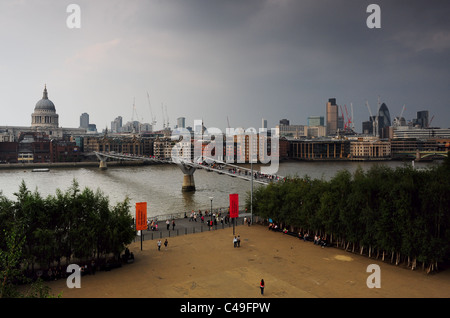 Una vista panoramica di Londra sul Tamigi dalla Cattedrale di St Paul per la City di Londra Foto Stock