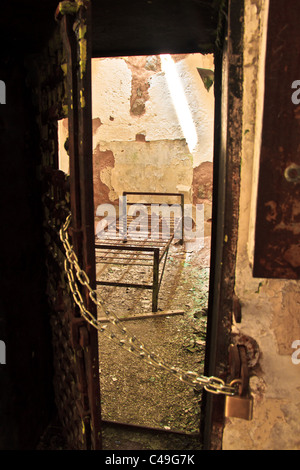 Un telaio di letto abbandonato in una cella in stato orientale penitenziario. Foto Stock