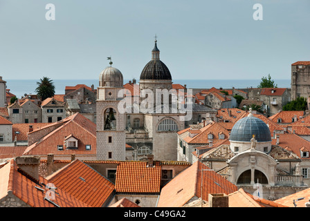 Guardando verso il Mare Adriatico attraverso il famoso tetto e sullo skyline della Città Vecchia, Dubrovnik, Croazia visto dalle mura della città. Foto Stock