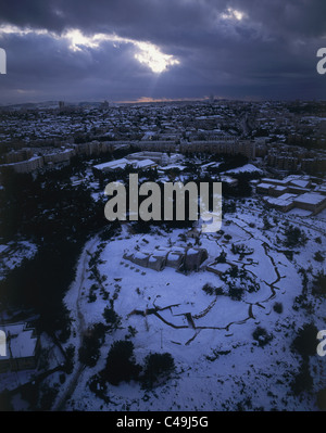 Fotografia aerea della collina di munizioni a Gerusalemme con neve Foto Stock