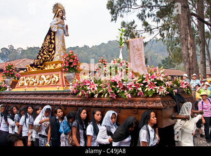 Settimana Santa (Semana Santa) galleggiante con la Vergine Maria ha portato dalle donne nella processione religiosa in Antigua Foto Stock