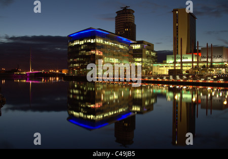 Media City Bridge Salford Quays Manchester ship canal di notte. Foto Stock