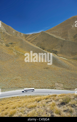 Bus sul Lindis Pass, Otago, Isola del Sud, Nuova Zelanda Foto Stock