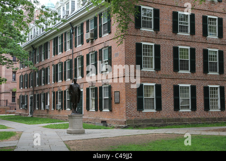 La Yale University Campus con Nathan Hale statua accanto al Connecticut Hall Foto Stock