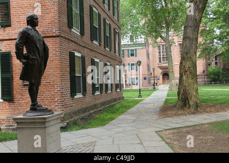 La Yale University Campus con Nathan Hale statua accanto al Connecticut Hall Foto Stock