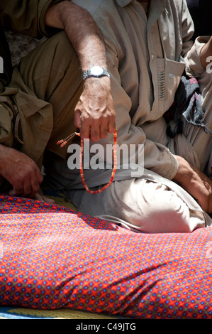 Uomo di Helmand con grani di preghiera in Afghanistan Foto Stock