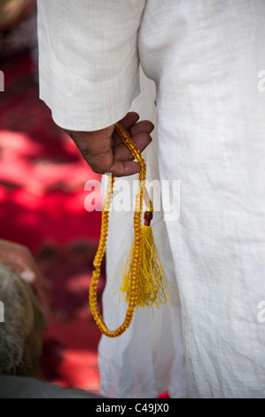 Uomo che porta la preghiera di perline in Helmand in Afghanistan Foto Stock