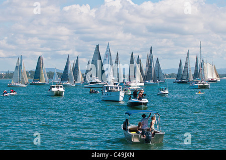 L'avvio dell'annuale Brisbane a Gladstone yacht race, Moreton Bay, Brisbane, Queensland, Australia Foto Stock