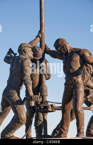 Una maggiore vita scultura in bronzo, 'Mun fatto dell' energia, dello scultore Seth Vandable è situato a est di Casper, Wyoming negli Stati Uniti. Foto Stock