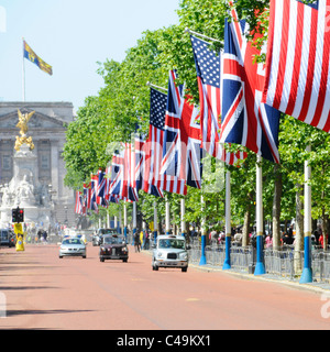 Bandiera americana e linea Union Jack lunghezza del Mall E Royal Standard sopra Buckingham Palace state Presidential Visit Street Scena Londra Inghilterra Regno Unito Foto Stock