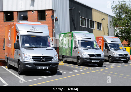 Online Ocado supermercato alimentare i furgoni parcheggiati in magazzino deposito a ovest di Londra Inghilterra REGNO UNITO Foto Stock