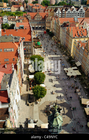 Guardando verso il basso sulla Długi Targ, Gdansk, Polonia, dalla torre del municipio storico Foto Stock