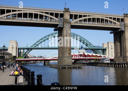 Elevato livello Bridge Road ponte ferroviario sul fiume tyne and wear England Regno Unito Foto Stock