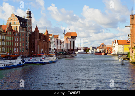 Vista lungo il lungomare di Danzica, Polonia con Żuraw, (gru) a metà distanza Foto Stock