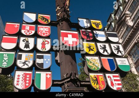 Struttura cantonale segno dei cantoni svizzeri al tribunale svizzero Leicester Square London REGNO UNITO Foto Stock