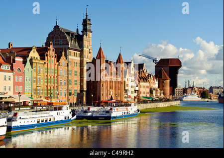 Vista lungo il lungomare di Danzica, Polonia con Żuraw, (gru) a metà distanza Foto Stock