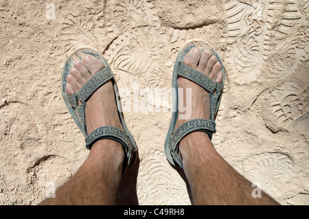 Piedi in sandali nel deserto Foto Stock
