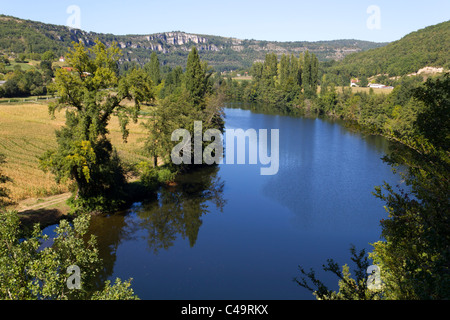 Il tranquillo fiume Lot fluente attraverso il paesaggio rurale vicino a Cajarc, Lot, Quercy, Francia, Europa Foto Stock