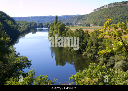 Il tranquillo fiume Lot fluente attraverso il paesaggio rurale vicino a Cajarc, Lot, Quercy, Francia, Europa Foto Stock