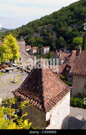 Vista su la rustica sui tetti della città di pittoresca clifftop attrazione turistica villaggio di St Cirq Lapopie, Lot, Francia Foto Stock