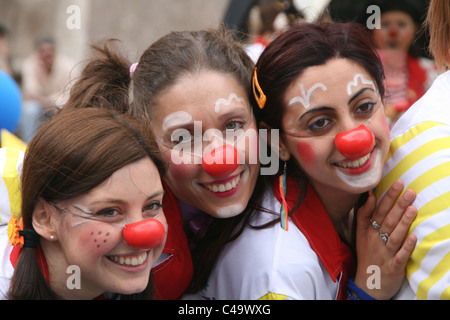 Clown terapia membri celebrando Red Nose day a roma italia Foto Stock