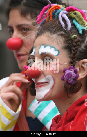 Clown terapia membri celebrando Red Nose day a roma italia Foto Stock