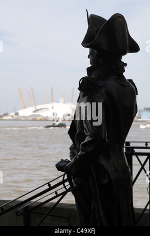 L'ammiraglio Nelson statua da Thames di Greenwich con Millennium Dome IN BACKGROUND Foto Stock