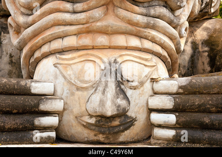 Strano volto spirituale scultpture, wat khaek Nong Khai in Thailandia Foto Stock